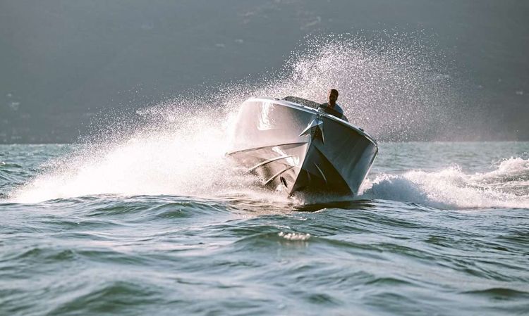 Ein Motorboot am See.