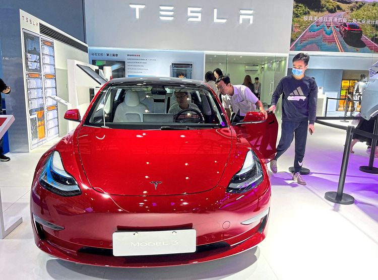 Besucher sehen sich ein Tesla Model 3 auf der China International Consumer Products Expo an.