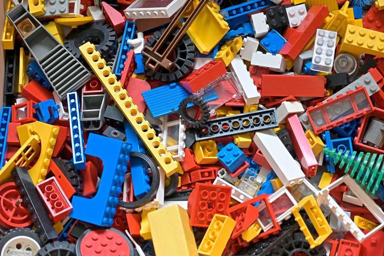 Das Bild zeigt einen Haufen Legosteine