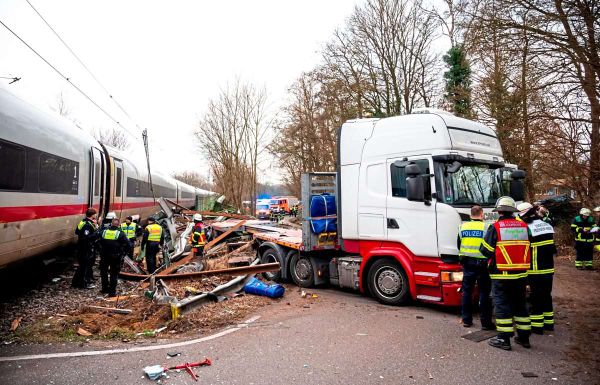 ein-toter-25-verletzte-bei-kollision-von-ice-und-lkw-in-hamburg