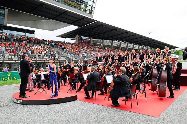 Christopher Seiler (Seiler & Speer) und Volksopernsängerin Juliette Khalil intonieren die Bundeshymne beim Formel1-Grand-Prix in Spielberg.