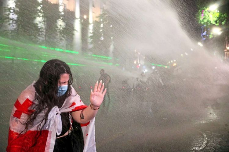 Tränengas ins Gesicht einer Demonstrantin