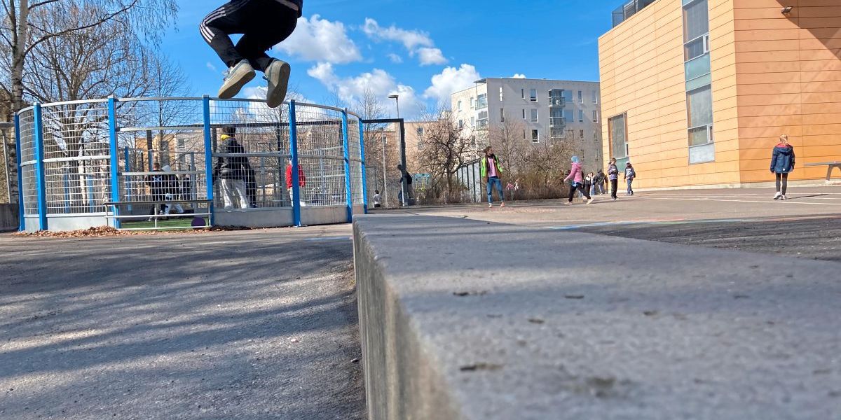 “Aurinkolahti Comprehensive School: Where Morning Jams and Empty Auditoriums are the Norm”