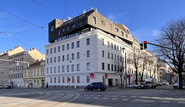 In der Quellenstraße hat Ulreich Bauträger ein Gründerzeithaus saniert und aufgestockt.