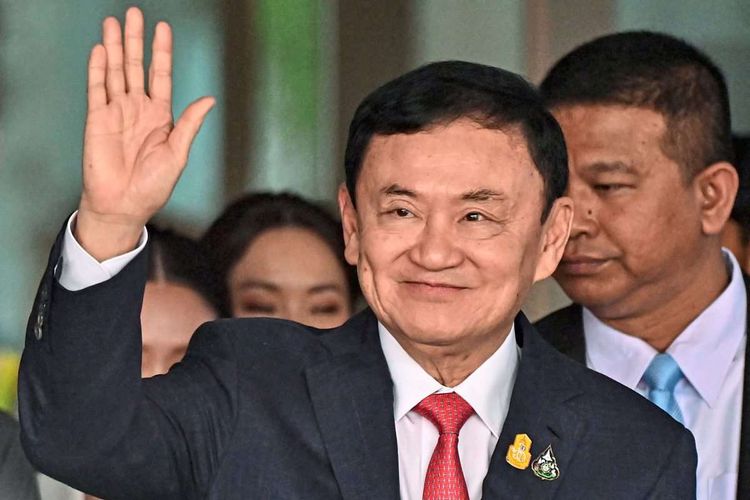 Thaksin Shinawatra winkt.