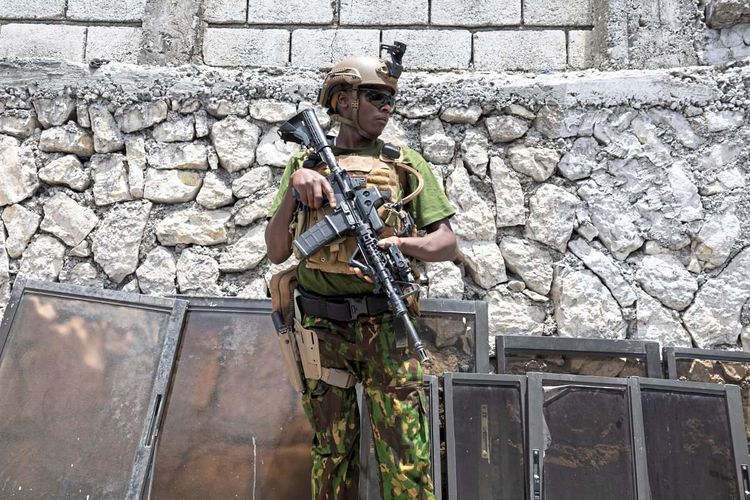 Ein bewaffneter Polizist in Haiti.