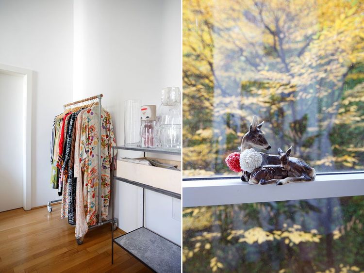 Die Kleider im Wohnzimmer stammen von Flohmärkten in New York, von Lieblingsdesignern - und von Sophie Pollak selbst.