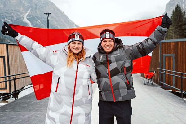 Aigner-und-Salcher-tragen-Fahne-bei-Er-ffnungsfeier