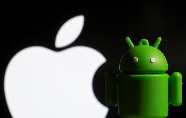 Eine Android-Figur vor einem Apple-Logo