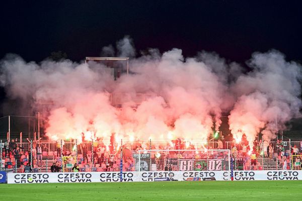 Emp-rung-in-Polen-ber-Banner-von-Haifa-Fans