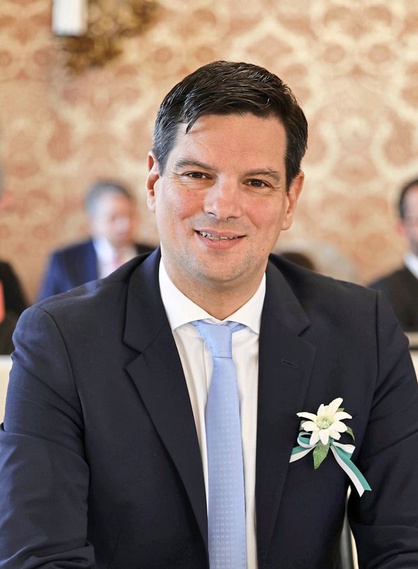 Der-steierm-rkische-Landesrat-Amesbauer-greift-ins-Klo