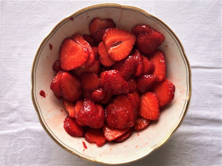 Rezept für Grießflammeri-Brûlée mit Balsamico-Erdbeeren - Desserts ...