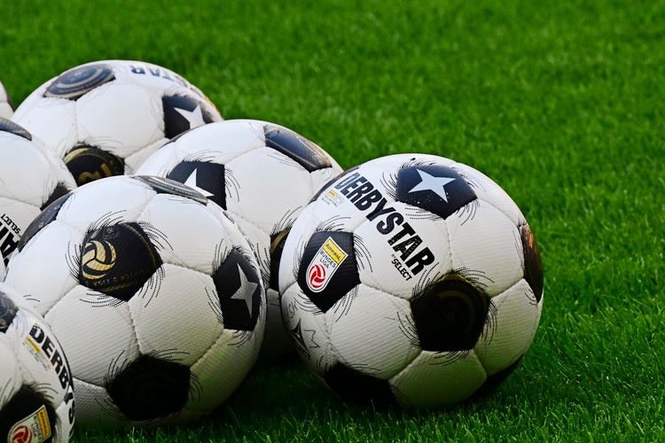 Eine Nahaufnahme mehrerer Fußballbälle der Marke 