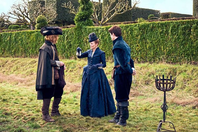 Mary Villiers (Julianne Moore) nützt ihre ganzen Verführungskünste, um ihren Sohn George (Nicholas Galitzine) dem König (Tony Corran) schmackhaft zu machen.