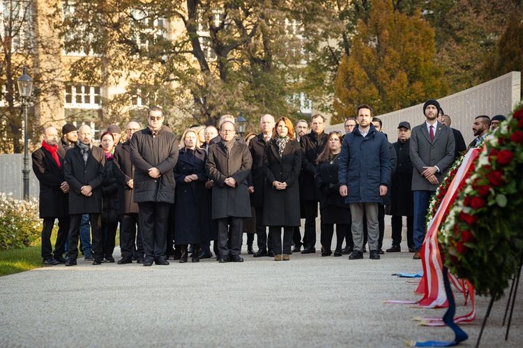 IKG-Präsident Oskar Deutsch und Regierungsspitzen gedachten der Opfer der Novemberpogrome bei der Shoah-Namensmauer im Ostarrichipark.