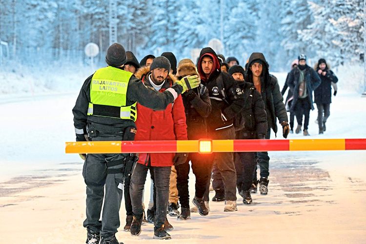 Migranten am nordfinnischen Grenzübergang bei Salla.