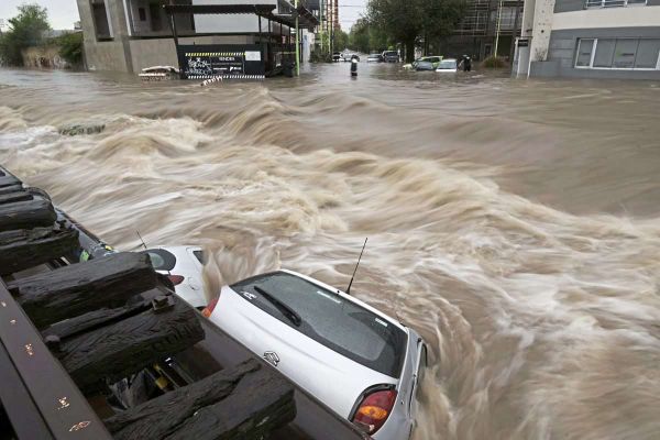 zw-lf-tote-durch-unwetter-im-argentitischen-bah-a-blanca