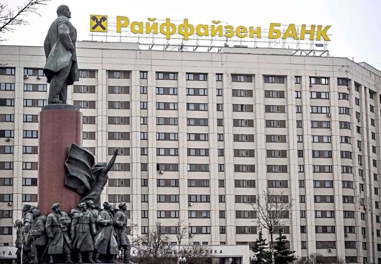 Die russische RBI-Tochter, davor ein großes Lenin-Denkmal