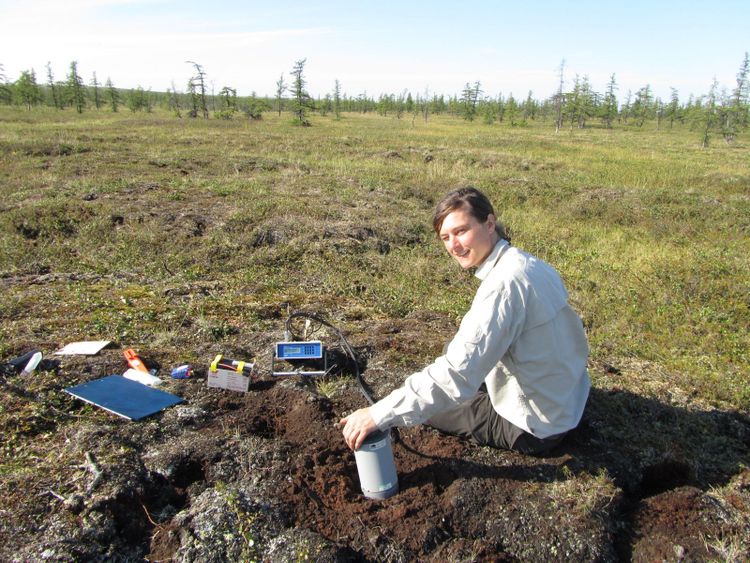 Forscherin in der Tundra mit Messgeräten
