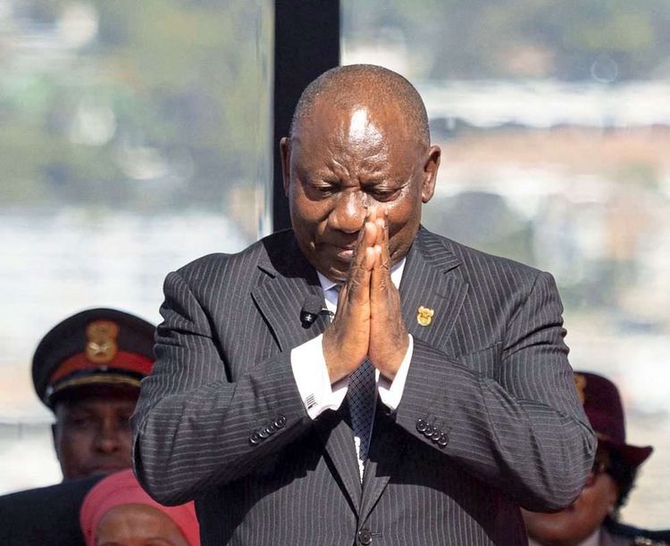 Ramaphosa faltet seine Hände bei seiner Angelobigung.