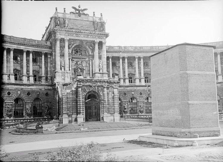 Aufnahme des Prinz-Eugen-Denkmals gegen die Loggia der Neuen Hofburg (diese bombenbeschädigt) in Kriegsummauerung.