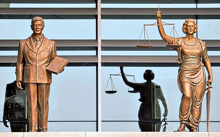 Statuen vor dem Eingang des Verfassungsgerichtes in Ankara. Die Waagschalen der türkischen Justiz sind in eine bedrohliche Schieflage geraten.