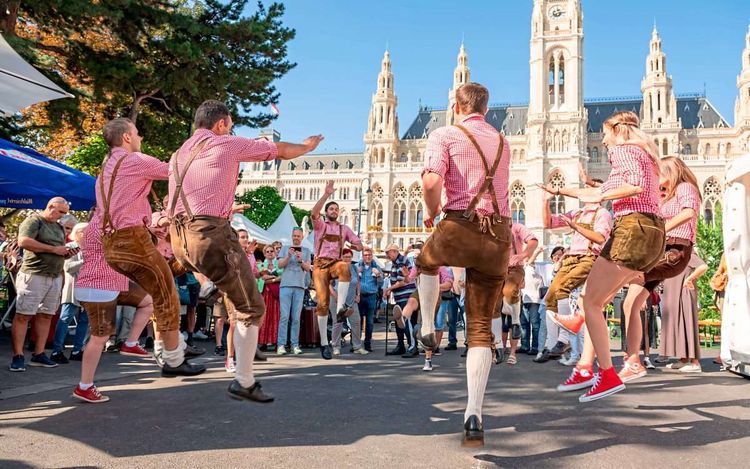 Blick auf eine folkloristische Schuhplattlergruppe vor dem Rathaus in Wien