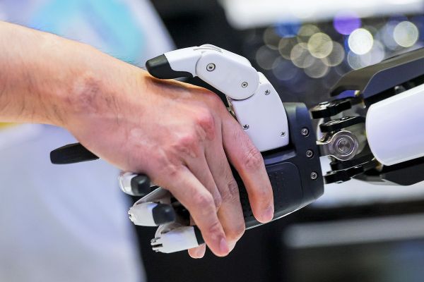 Arzt-in-USA-operiert-Krebspatient-in-Angola-mit-ferngesteuertem-Roboter