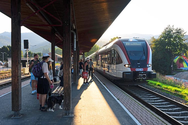Die Graz-Köflacher Bahn GKB fährt in den Bahnhof Deutschlandsberg in der Weststeiermark ein. Dort warten bereits Fahrgäste.