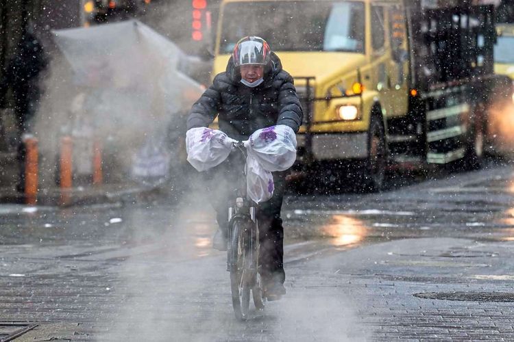 Radfahrer im Schneegestöber