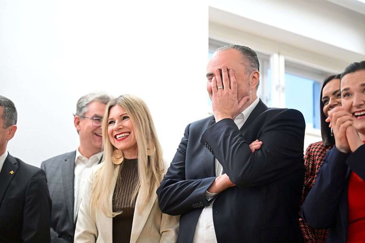 Burgenlands Landeshauptmann Hans Peter Doskozil (SPÖ) mit seiner Frau bei der ersten Hochrechnung am Wahlabend.