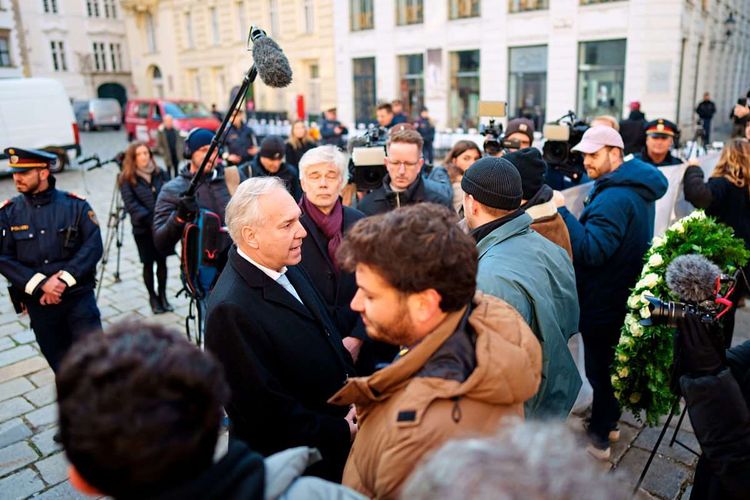 Nationalratspräsident Walter Rosenkranz (FPÖ) und Parlamentsdirektor Harald Dossi beim Versuch der Kranzniederlegung im Gedenken an die Novemberpogrome in Wien. Die JöH hatte eine Menschenkette um das Mahnmal gebildet.