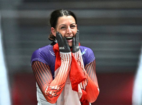 sp-te-genugtuung-janine-flock-holt-gold-im-skeleton