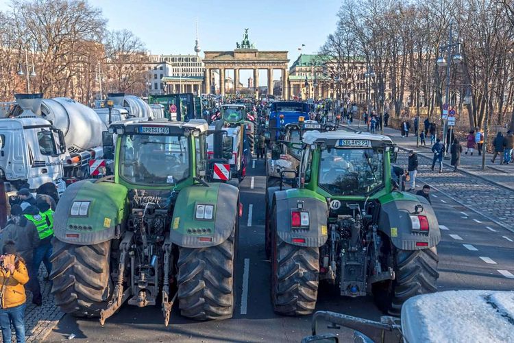Protest der Bauern gegen geplanten Maßnahmen der Regierung in Berlin vor dem Brandenburger Tor.