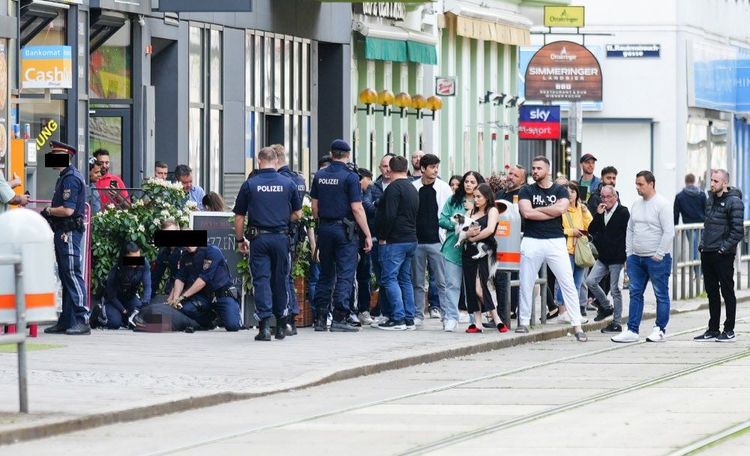 Das Opfer liegt von drei Beamten fixiert auf einem Gehsteig der Simmeringer Hauptstraße