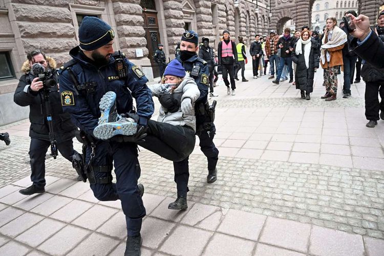 Mitte März wurde Greta Thunberg von der Polizei zweimal vom schwedischen Parlament weggetragen.