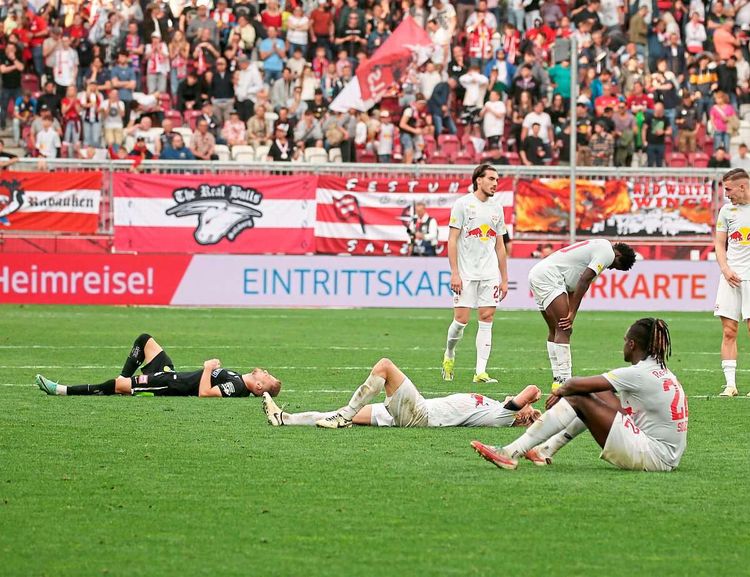 Ein Sturm- und mehrere Salzburg-Spieler sind nach dem Match erschöpft.