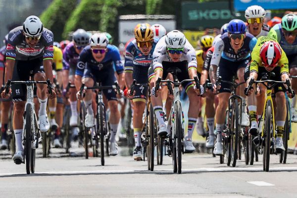 Pogacar-setzt-Zeichen-Sprintsieg-gegen-Vingegaard-und-van-der-Poel