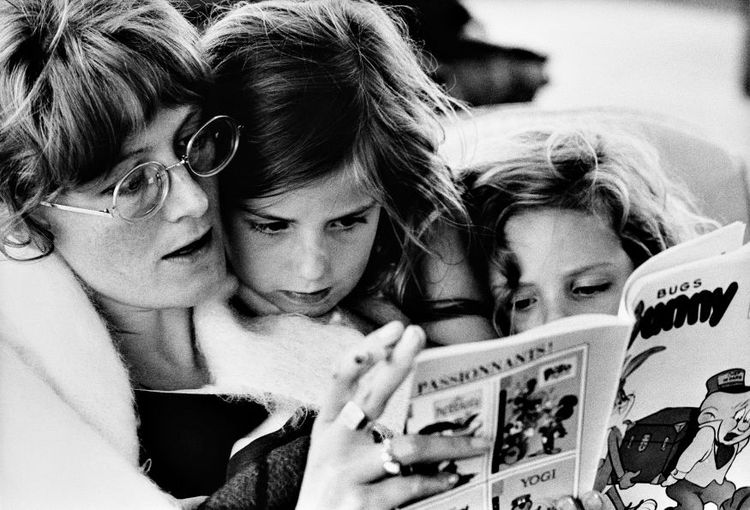 1965 nahm Yul Brynner dieses Bild von Vanessa Redgrave auf, die mit ihren Töchtern Natasha und Joely Richardson in einem Comicheft blättert. Ein seltener, sehr persönlicher Einblick ins Privatleben der britischen Leinwand-Legende und späteren Oscar-Preisträgerin.