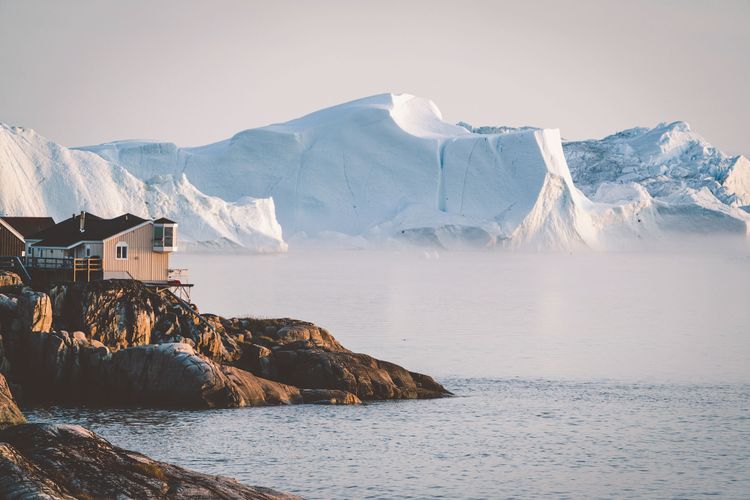 Bis über dem Meer eine geschlossene Eisdecke liegt, geht die Expeditionskreuzfahrt. Das ist meist in der Baffin Bay der Fall.