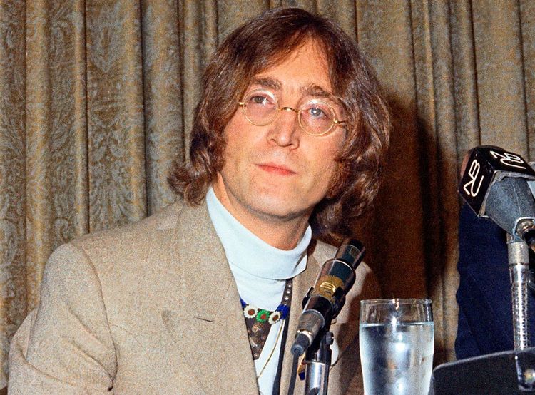 John Lennon auf einer Pressekonferenz im Jahr 1968. Die Uhr des 1980 ermordeten Stars hält die Uhrenwelt in Atem.