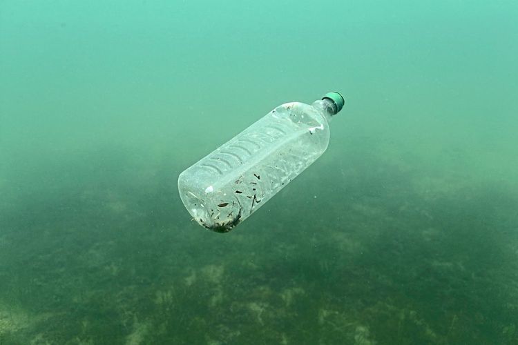 Plastikflasche im Ozean