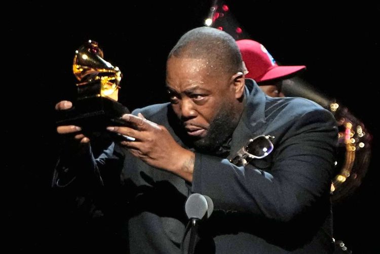 Der Rapper Killer Mike mit einer Grammy-Statute in Form eines Grammophons