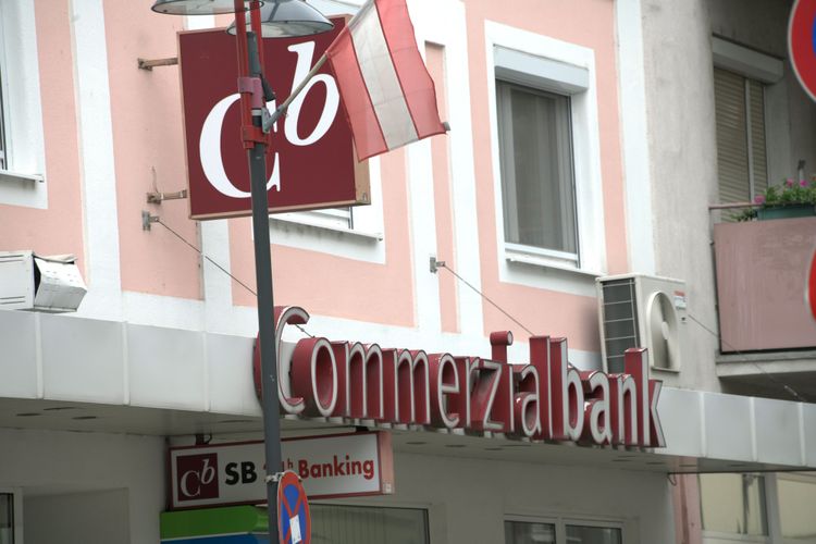 Einer Commerzialbank-Filiale in einem rosa Haus und das Logo der Bank.