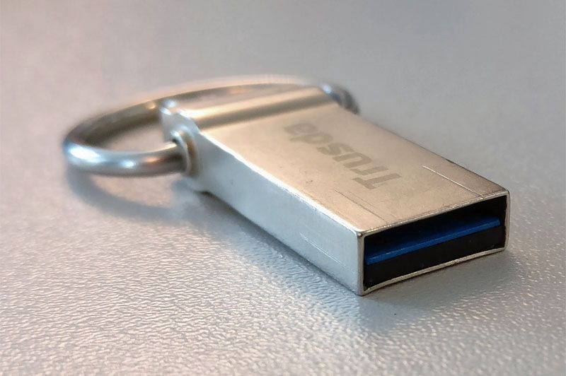 IT-Mitarbeiter verliert betrunken USB-Stick mit privaten Daten einer ganzen Stadt