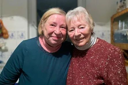 Das lesbische Paar Monika und Elke, zwei Frauen über sechzig sind glücklich zusammen.