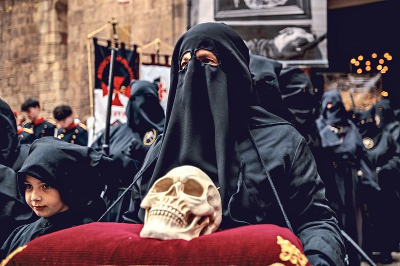 Echte Kreuzigungen und riesige Prozessionen: Wie die Welt die Karwoche feiert