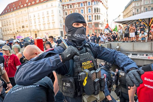 Polizei-eskortiert-p-belnde-Neonazis-von-friedlicher-Antifa-Demo-in-die-U-Bahn-Identit-re-zogen-durch-D-bling