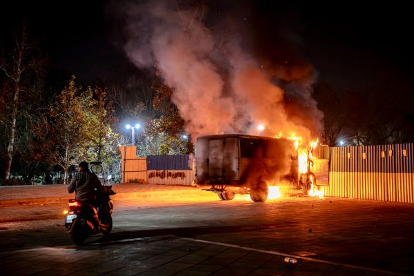 revolutionsgarden-warnen-iranische-demonstranten-trump-usa-bereit-zu-helfen