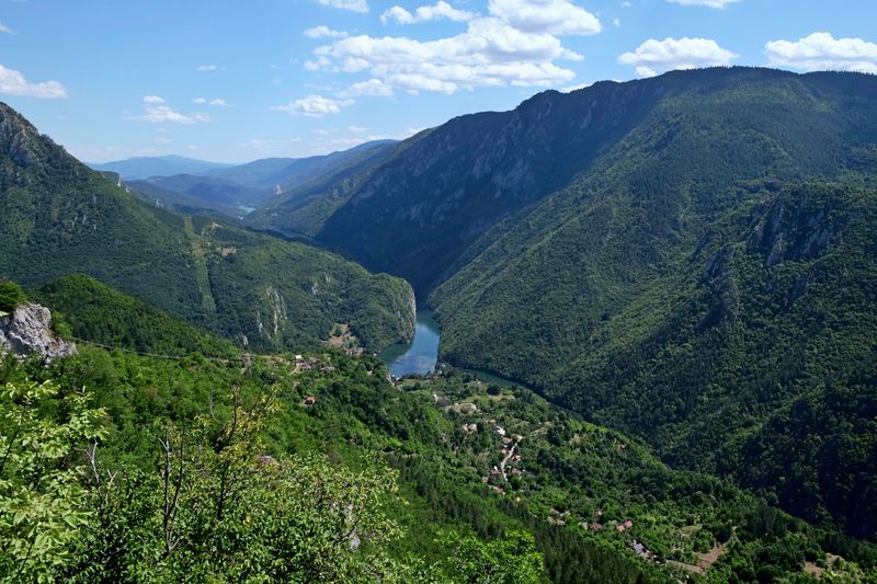 Im Tal der Lügen: 30 Jahre nach dem Dayton-Abkommen bleibt Bosnien tief gespalten